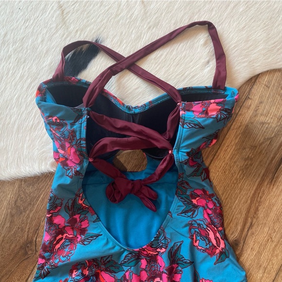 Basta Surf one-piece swimsuit with a teal background and a pink floral pattern - Picture 9 of 12